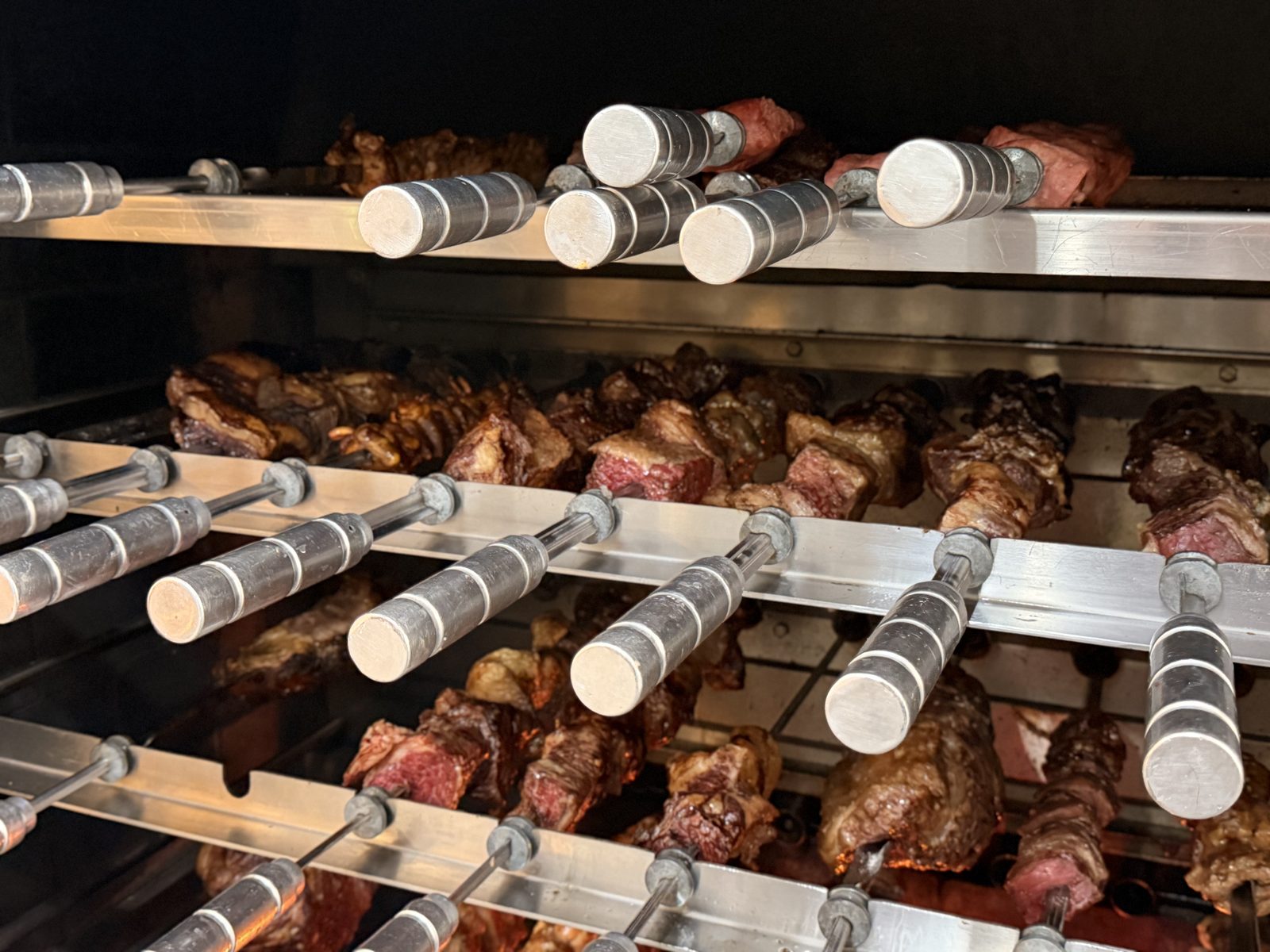 Carnes assando na churrasqueira